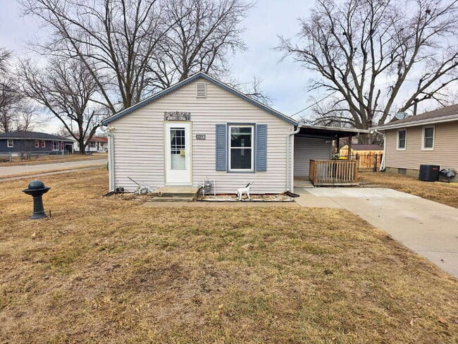 Building Photo - 1526 Rapids St