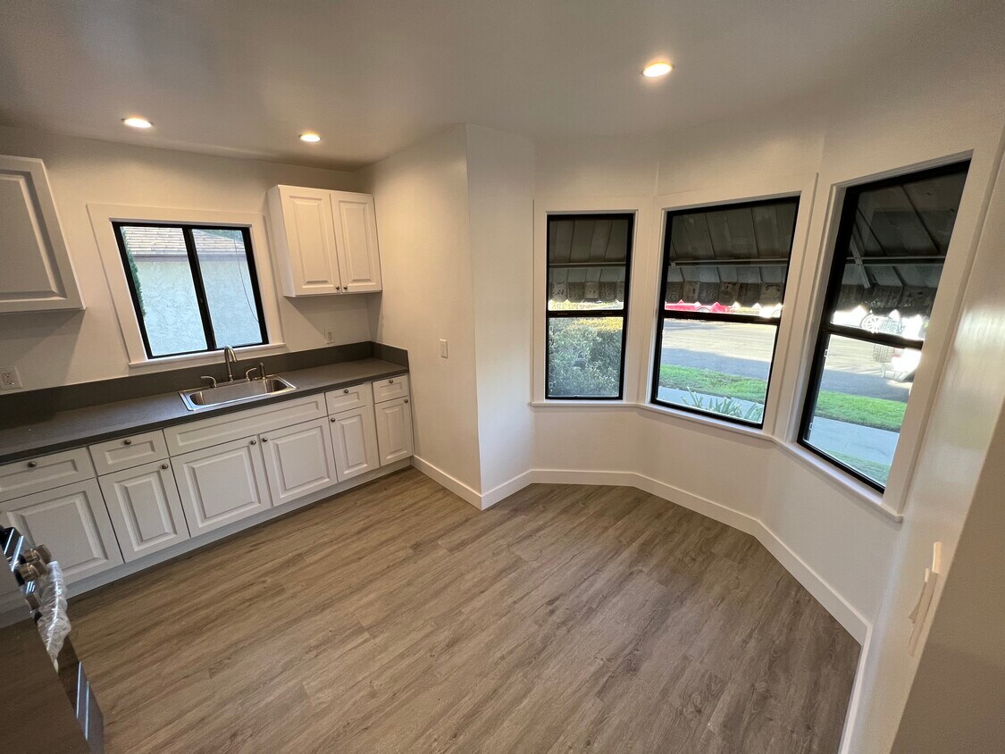 Newly Renovated 2bd/1ba Unit - 12658 Oxnard St