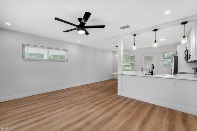 Building Photo - 2 br, 1 bath House - 711 E Linebaugh Avenue