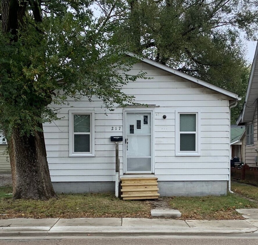 217 S Central Ave, Roxana, IL 62084 House Rental in Roxana, IL