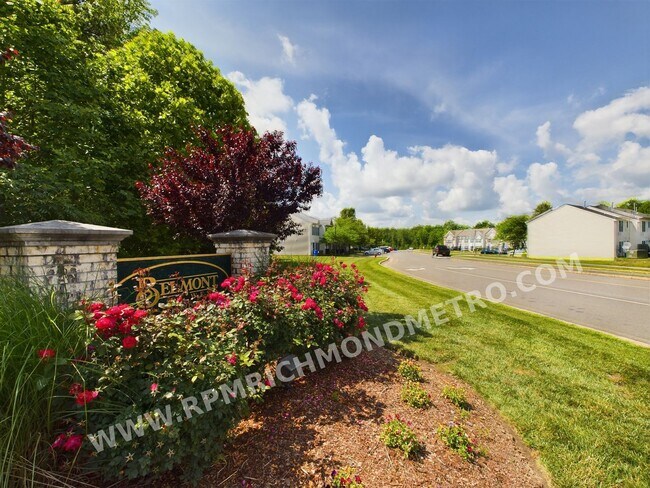Building Photo - Wonderful, Spacious 3 Bedroom Townhome in ...