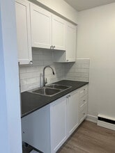 Building Photo - 21 Stirling Ave S