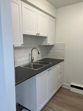 Building Photo - 21 Stirling Ave S