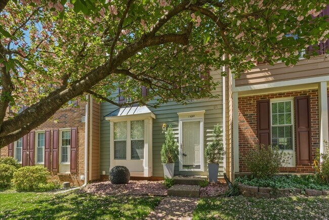 Foto del edificio - Updated 3BR / 2.5BA Townhome in Summit Chase – Over 1,900 Sq Ft with Deck & Fenced Patio!