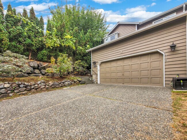 Building Photo - Centrally Located 4BR Gem near Northgate w...