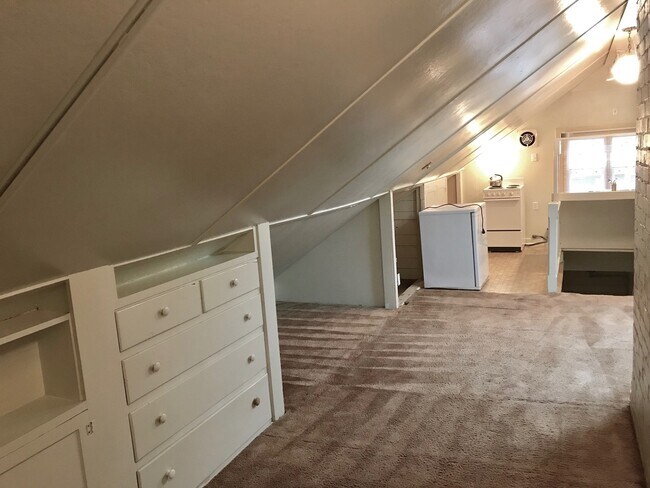 Foto del edificio - Large studio duplex at E. 16th & Hilyard w...