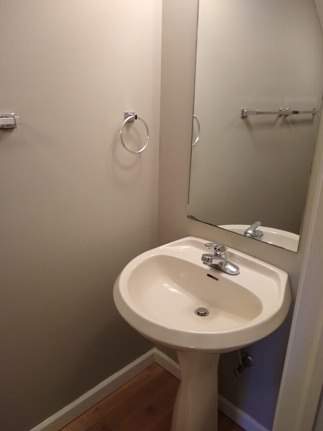 Building Photo - 2 bedroom Townhome: Oaklawn Park!
