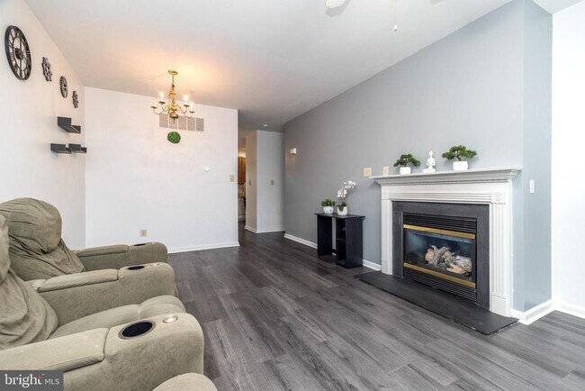 Foto del edificio - 483 Fort Hill Cir