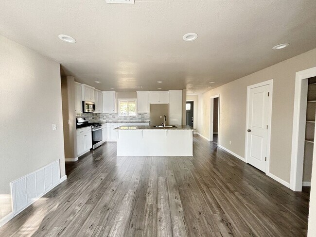 Foto del edificio - Large 4-bedroom, 2-bathroom home