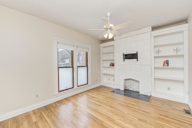 sala de estar - 237 E Saint Joseph St
