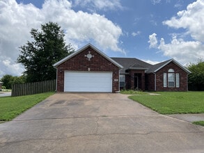 Building Photo - 3101 SW Camden Dr