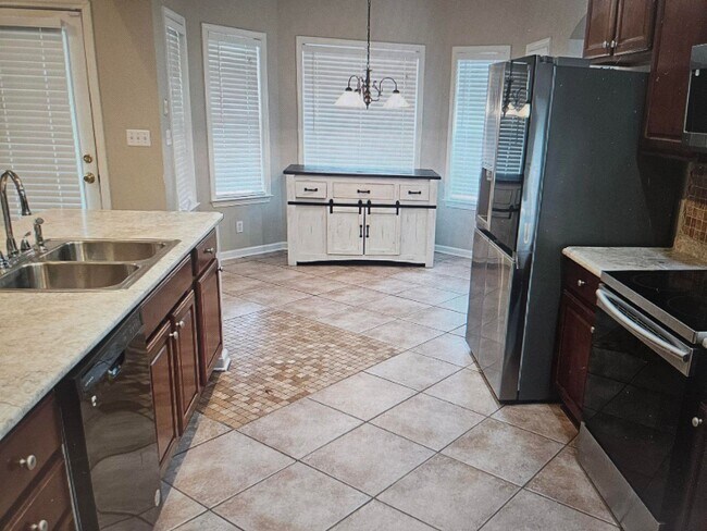 Foto del edificio - Available Now!