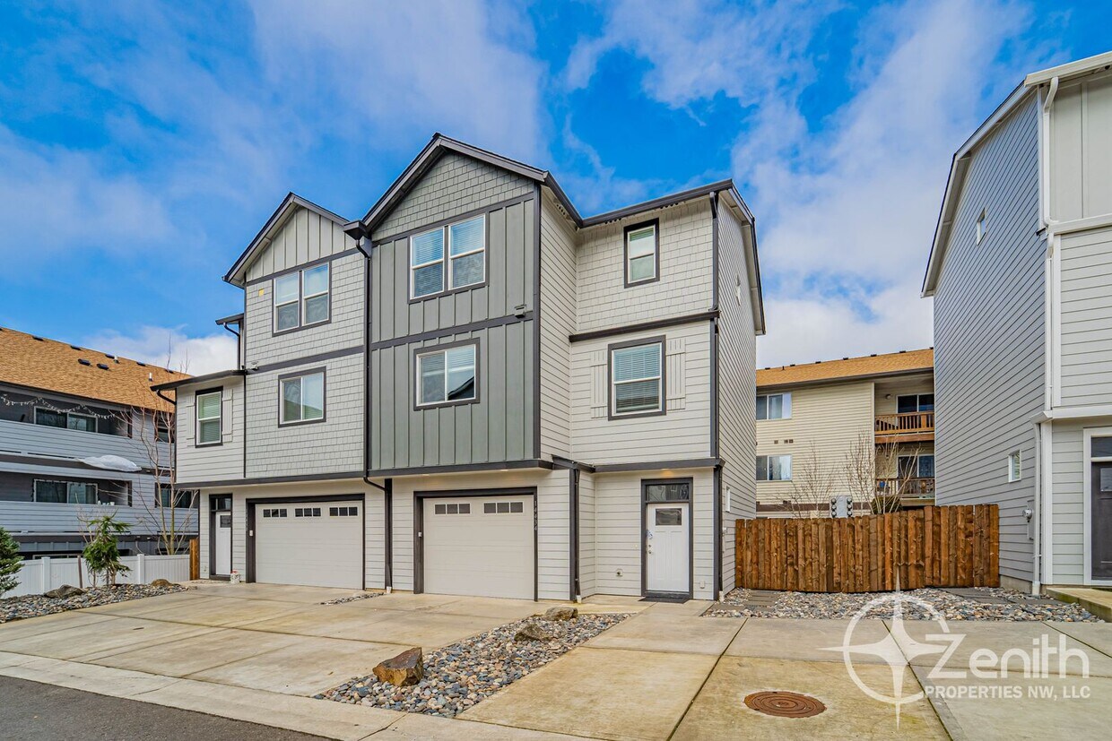 Foto principal - 3 Bedroom Mt. Vista Townhouse! Modern Fini...