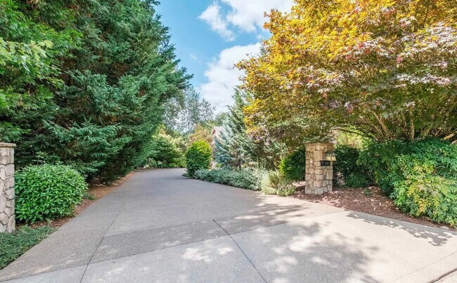 Building Photo - Luxury North Albany Home for Rent – 4 Bed,...