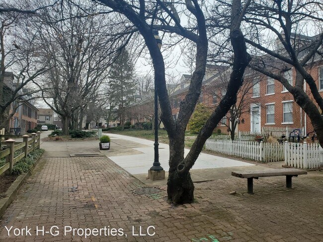 Building Photo - 3 br, 1.5 bath House - 343 West Newton Avenue