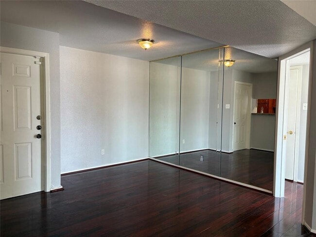 Building Photo - 2822 S Bartell Dr