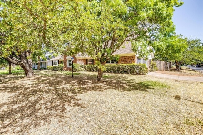 Building Photo - 1701 Larkspur Dr