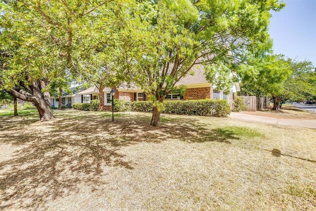 Foto del edificio - 1701 Larkspur Dr