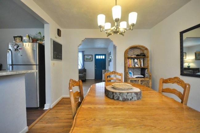 Building Photo - Spacious 4 Bedrooms and Detached Garage