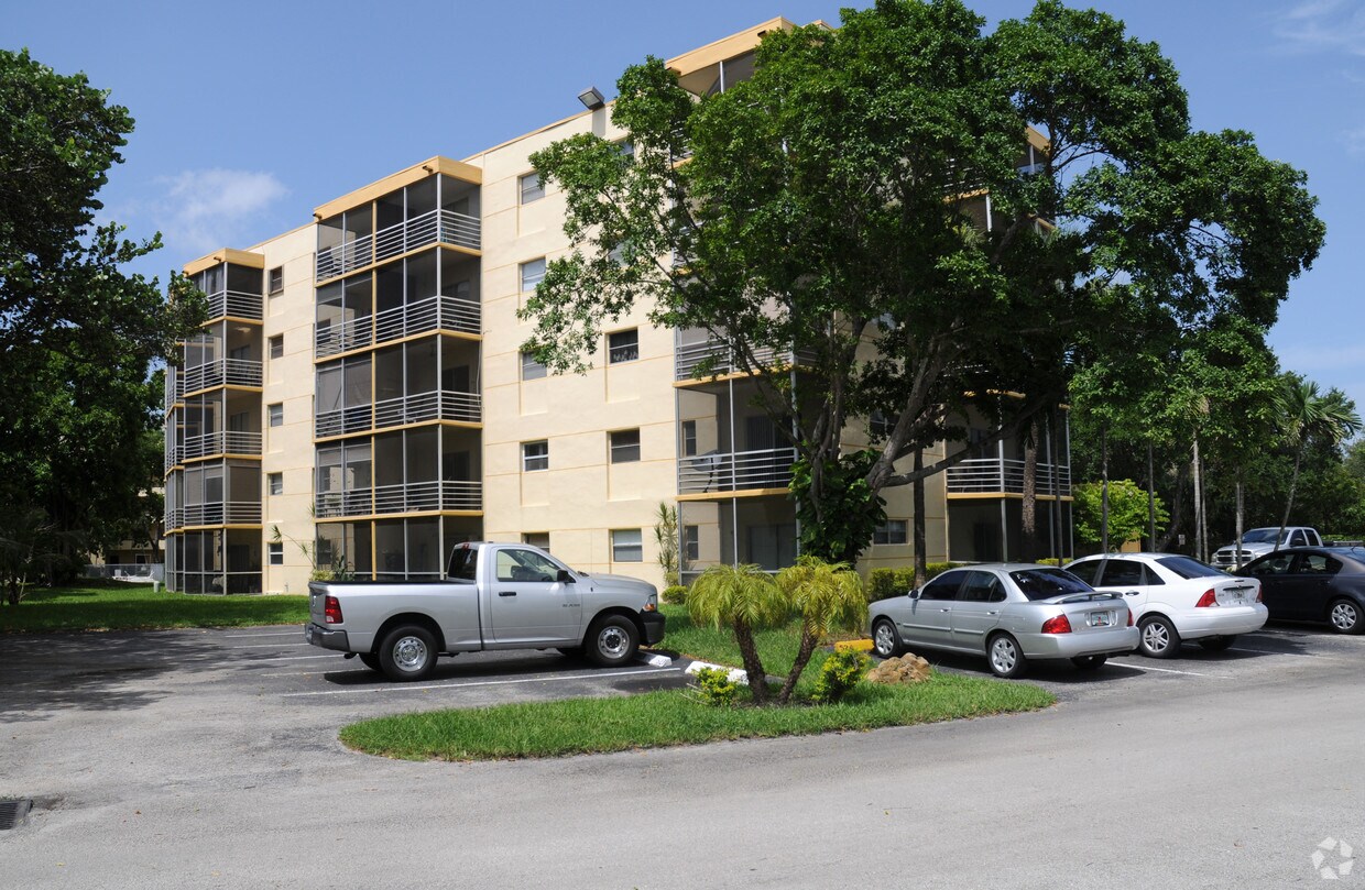Oaks Condominiums - 4151 Stirling Rd Hollywood, FL 33314 Apartments