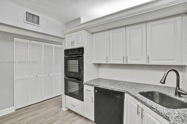 Foto del edificio - 10102 SW 77th Ct