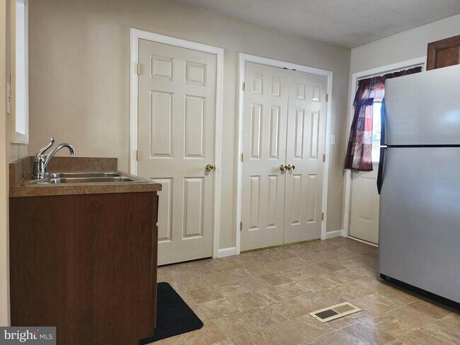 Foto del edificio - 739 Stouffer Ave
