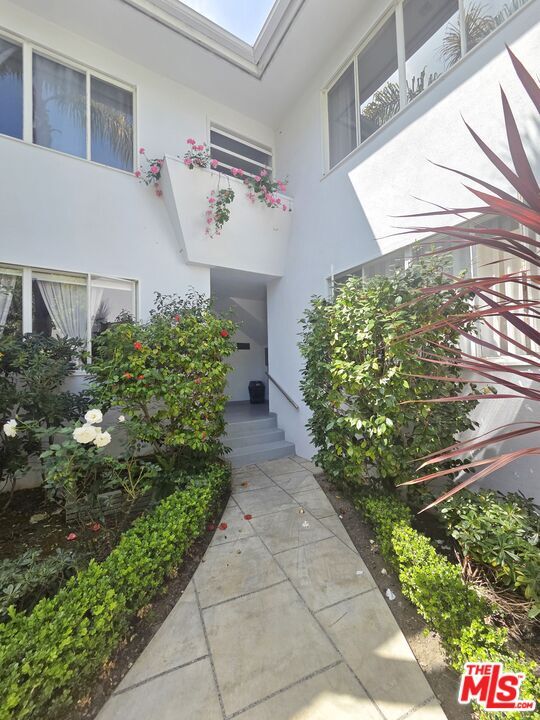 Foto del edificio - 134 San Vicente Blvd