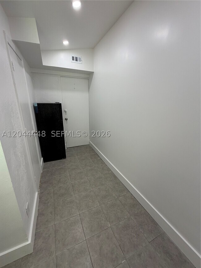 Building Photo - 1270 NE 178th St