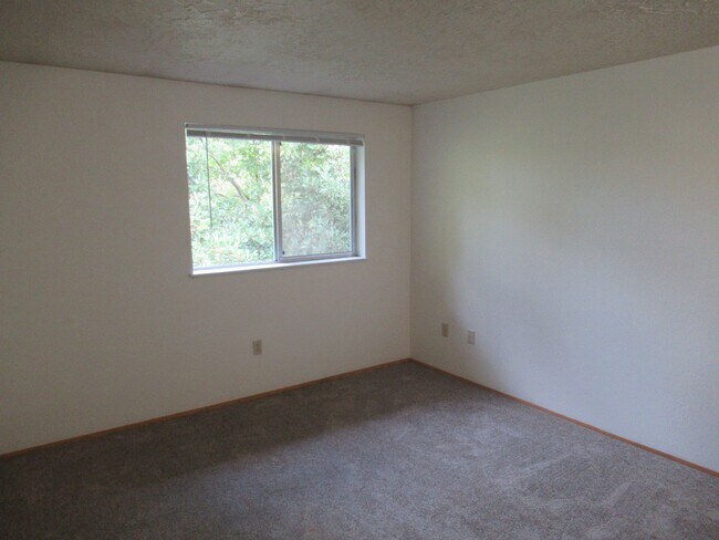 Building Photo - Quiet Two Bedroom Apartment in Keizer
