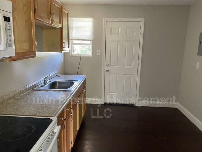 Building Photo - 520 Bruins Trce