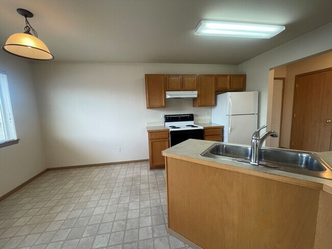 Building Photo - 595 Eastmont Ave
