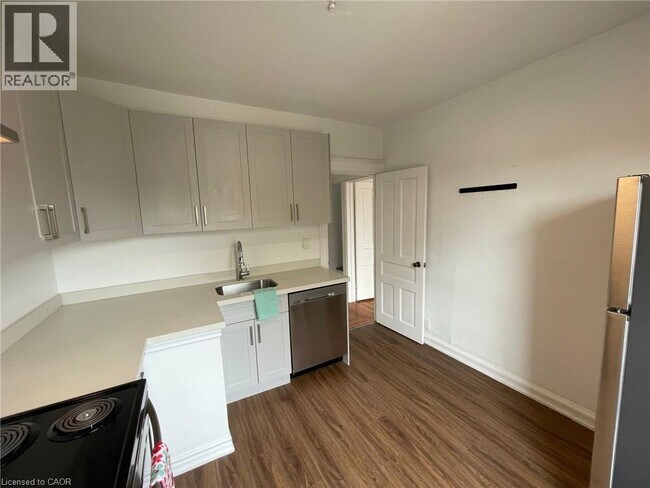 Photo du bâtiment - 100 Dunsmure Rd