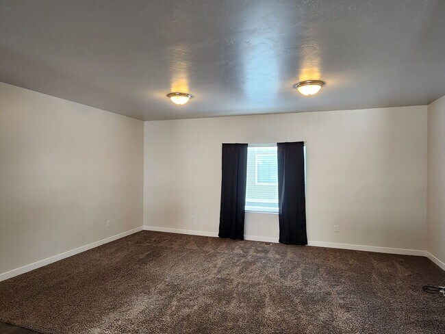 Building Photo - Newer 4 Bd 3 Ba Townhouse in Bluffdale