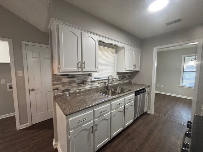 Building Photo - 6333 Green Grove Dr