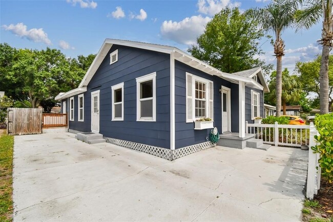 Building Photo - 308 N Gomez Ave