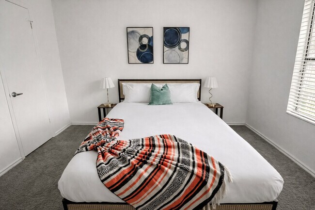 Building Photo - 1002 Clayton Ln