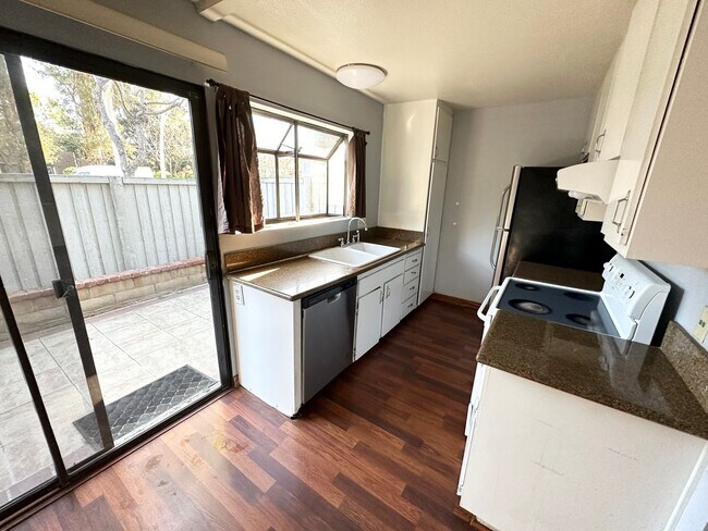 Building Photo - Perfect condo located in beautiful Irvine!