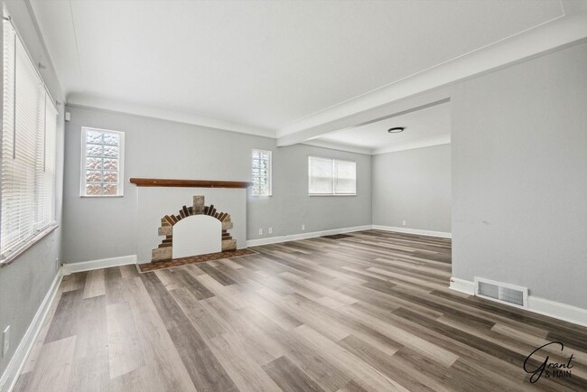 Building Photo - 3 bedroom bungalow $1500