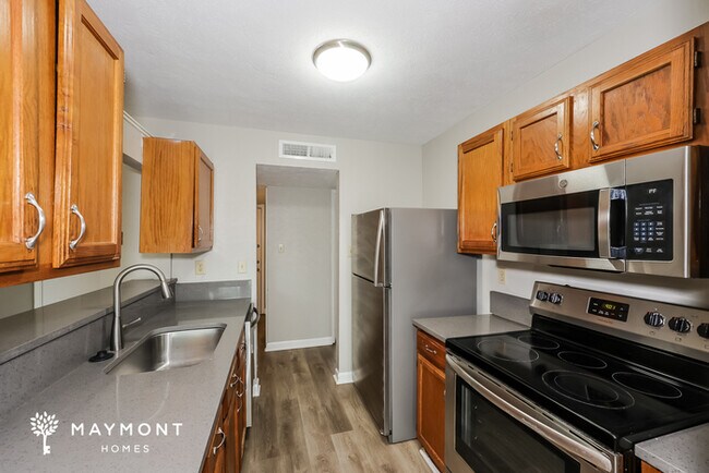 Foto del edificio - 7024 Greenview Cir S