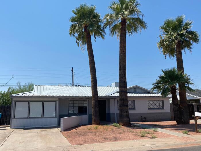 Primary Photo - 3 Bed 2 Bath + Den with 3 storage sheds/wo...