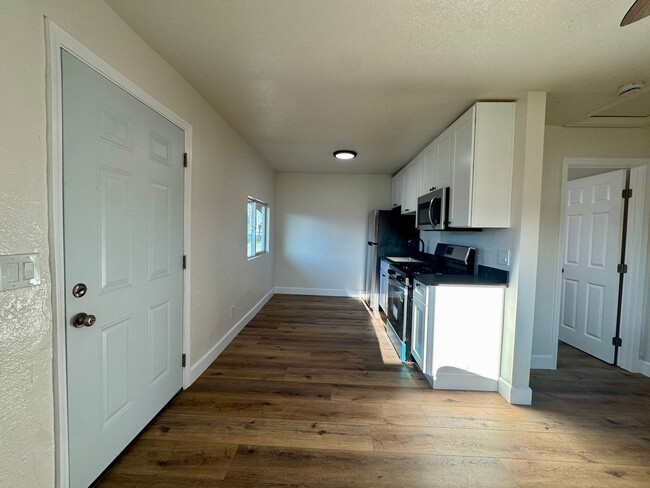 Building Photo - 1379 Temple Ave