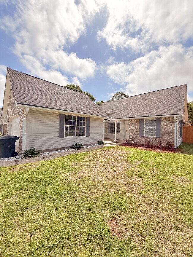 Building Photo - 161 Mirabelle Cir