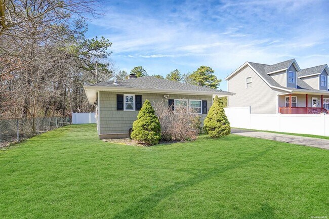 Building Photo - 622 Bellport Ave