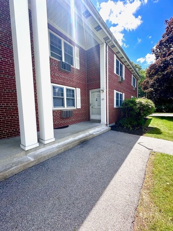 Building Photo - 123 Emerson Gardens Rd
