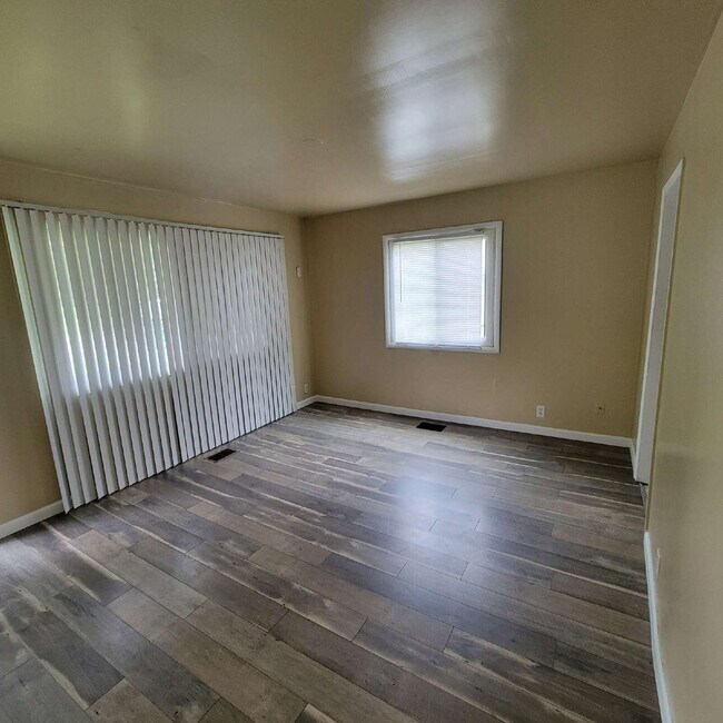Building Photo - Eastside 3 Bedroom