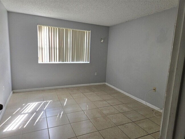 Foto del edificio - 8100 SW 21st Ct