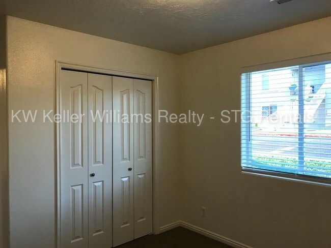 Building Photo - **Adorable Newly Remodeled Apartment**