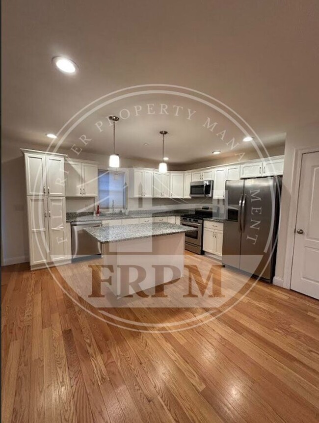 Foto del edificio - {375 Bay St. #303 Taunton, MA} 3 Bedroom 2...