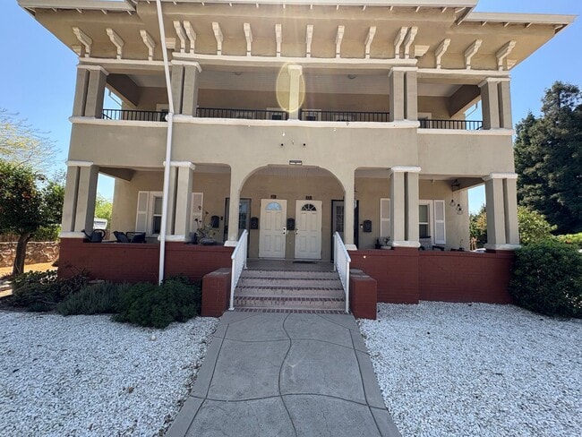 Foto del edificio - Spacious two bedroom conveniently located ...