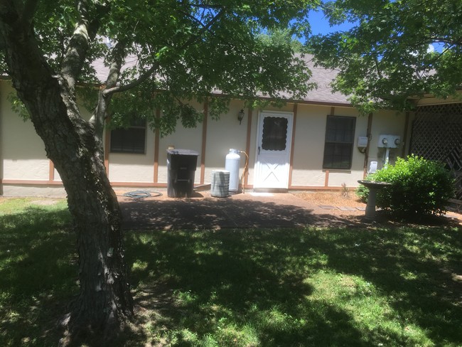 Building Photo - 735 Bradley Dr